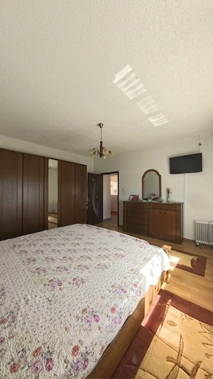 Proprietar vând casă în Mănăștur, județul Arad   proprietate spațioasă cu teren generos - imagine 3