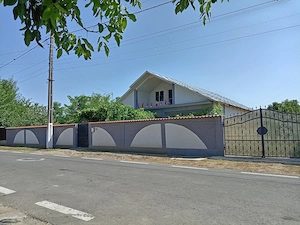 Vind casa la tara.