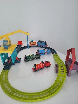Thomas - circuit sine si macara + 3 locomotive 