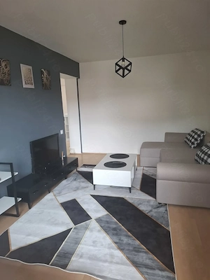 Apartament de închiriat la curte
