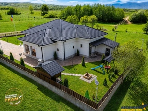 LUX Vila cu parc privat 1.250mp, spa, barbeque, privelisti pretioase, Rasnov