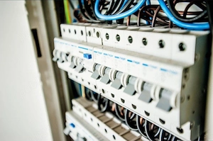 Electrician - CAM Electric   Conectăm siguranța cu profesionalismul! - imagine 2