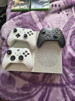 vand xbox one s 500 gb + 3 manete + 30 de jocuri pret negociabil (fara livrare!)