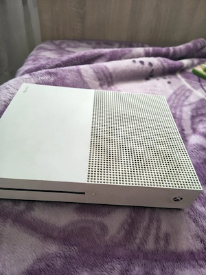 vand xbox one s cu 3 manete si cabluri
