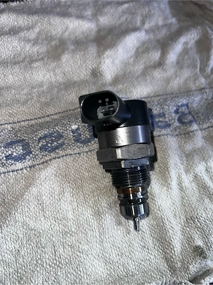 Supapa control presiune combustibil rampa VW 2.0 TDI  - imagine 2
