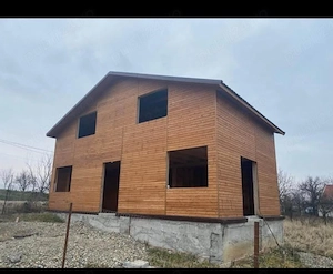 Casă de lemn de vânzare 