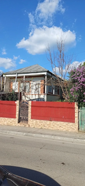 Casa parter-4 camere, grădină, garaj. Zona Libertății, Vaslui.