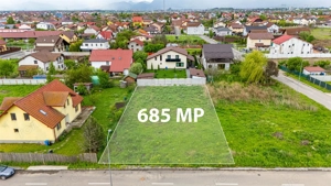 Teren intravilan 685 mp la asfalt, cu utilita #539;ile la drum  #537;i AC cas #259; modern #259; P+E