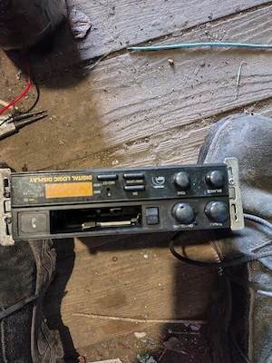 vând radio casetofon auto în stare de funcționare