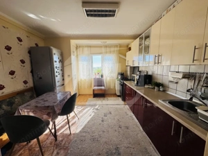 Apartament 2 camere, decomandat, etaj intermediar, zona Intre Lacuri