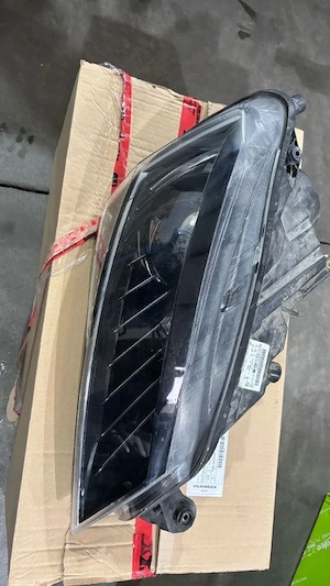 Far xenon dreapta skoda superb