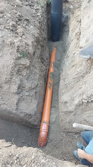 Execuție șanțuri utilități și canalizare în spații înguste