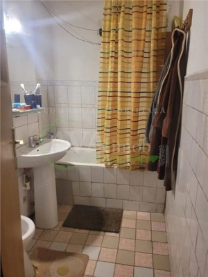 Apartament 3 camere semidecomandat, zona  Ura