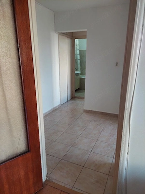 inchiriez ap.decomandat 2 camere ,renovat , mobilat ,bl.reabilitat 8 et - imagine 2