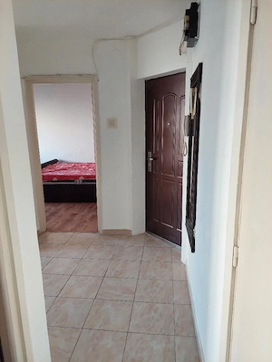 inchiriez ap.decomandat 2 camere ,renovat , mobilat ,bl.reabilitat 8 et