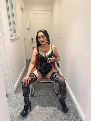 bruneta seducatorea si frumoasa    - imagine 2