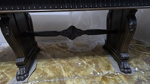Vand masa lemn masiv sculptat si 10 scaune din piele!