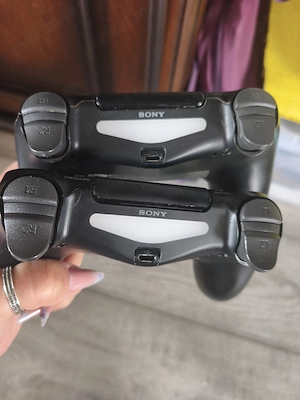 PS4 Slim 1TB + 2 manete originale Sony + joc original | Stare foarte bună - imagine 3