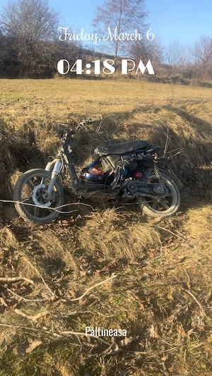 De vânzare scuter Piaggio free fără plastice și fara pedala pornire și nu are frâna spate cauciucul  - imagine 4