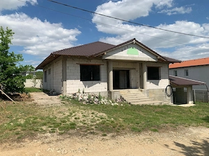 Vând casa parter la roșu cu anexă și garaj, teren 850 mp   Oradea.