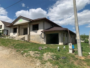 Vând casa parter la roșu cu anexă și garaj, teren 850 mp   Oradea.