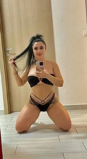 Victoria bruneta venita chiar acum