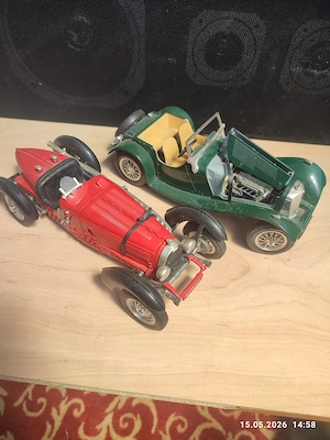 Macheta jaguar și Bugatti scala 1-18