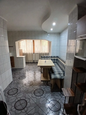 Închiriez apartament cu 4 camere