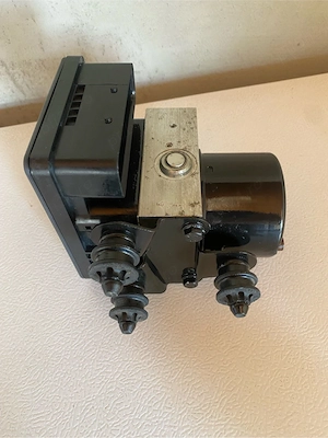Vând pompă ABS/ESP completă (modul electronic + pompă hidraulică) în stare perfectă de funcționare. - imagine 2