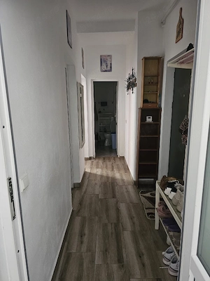 Inchiriez apartament cu 2 dormitoare si living.