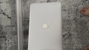 Vând Apple MacBook Air 11-inch Early 2015 în stare bună, perfect funcțional.