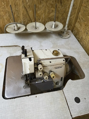  Mașină de cusut industrială de surfilat (triploc) marca Brother. - imagine 3