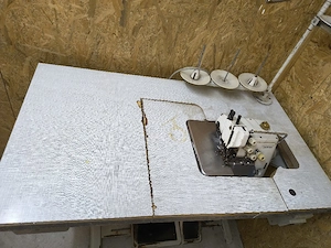  Mașină de cusut industrială de surfilat (triploc) marca Brother.