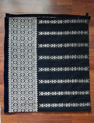 Costum popular vechi cusut cu fir metalic 