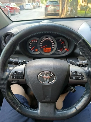 Vand Toyota RAV4 cu multe opțiuni! - imagine 10