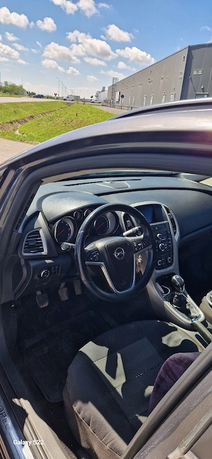 vând Opel astra j