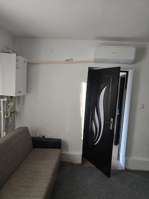 Închiriez apartament la casă  - imagine 4