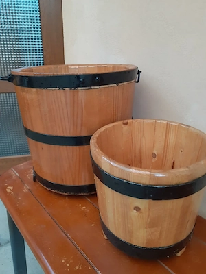 Două ghivece lăcuite 