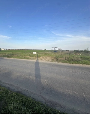 Vand teren intravilan 2000 mp, deschidere DJ602, constructie hala începuta