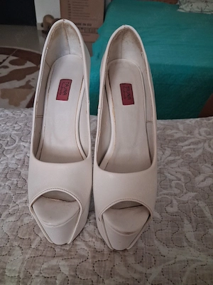 Vînd pantofi cu toc lung nr 38