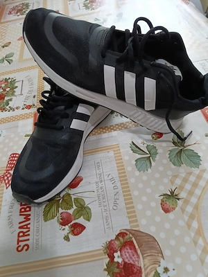 Adidași marca Adidas 