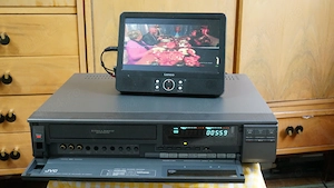  Video recorder VHS marca JVC model HR-D880 
