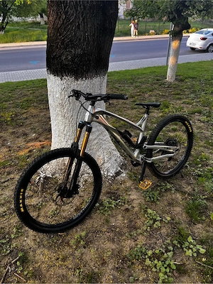 Bicicleta full suspension editie limitata
