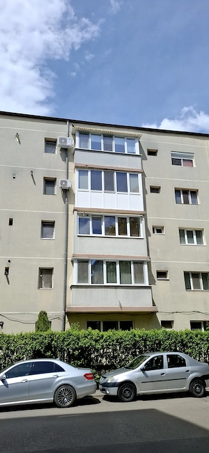 Proprietar, vând 3 camere, etaj 2, bloc anvelopat, centrală proprie   zona Girocului (N. Ilieșu)