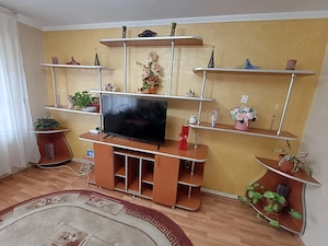 Mobila living cu rafturi si comoda tv