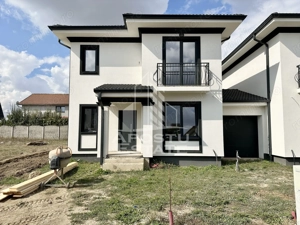 Jumatate de duplex de vanzare cu 5 camere despartit prin garaj
