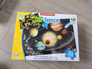 Vând puzzle 100 piese cu planete 