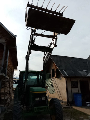 Tractor cu incarcator frontal. - imagine 4