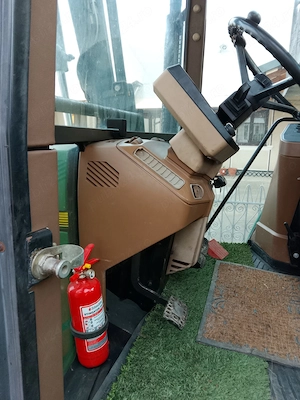 Tractor cu incarcator frontal. - imagine 3