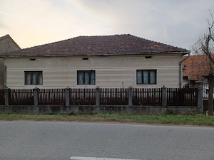 Casă de vânzare, situată în localitatea Julița, comuna Vărădia de Mureș, județul Arad.
